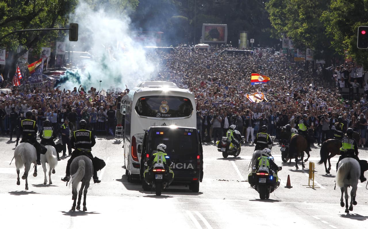 La euforia característica de los fanáticos se prendió cuando llegó el bus con los jugadores camino al estadio Santiago Bernabéu.