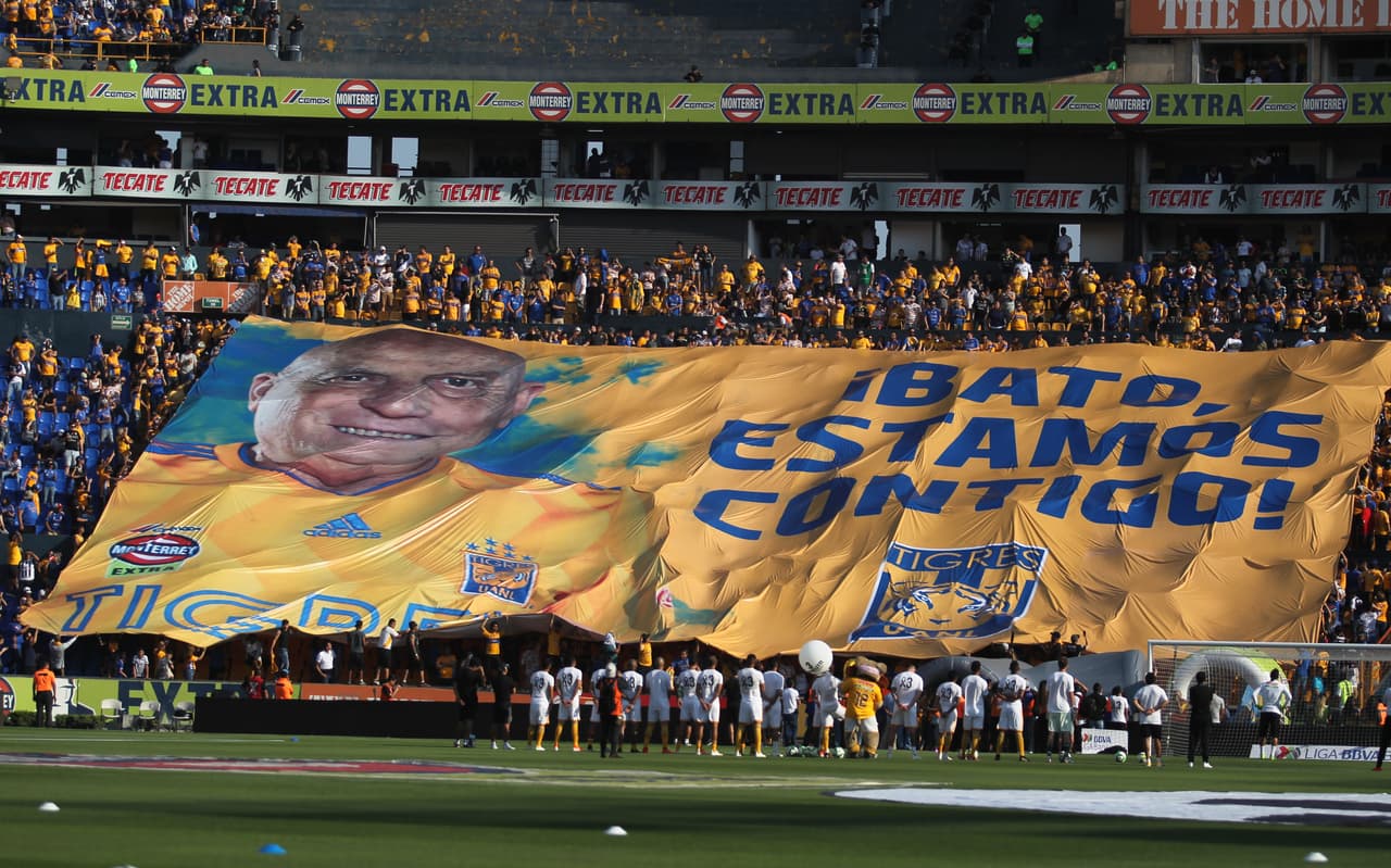 Esta fue la manta gigantezca que mostraron los aficionados de Tigres en homenaje a Batocletti.
