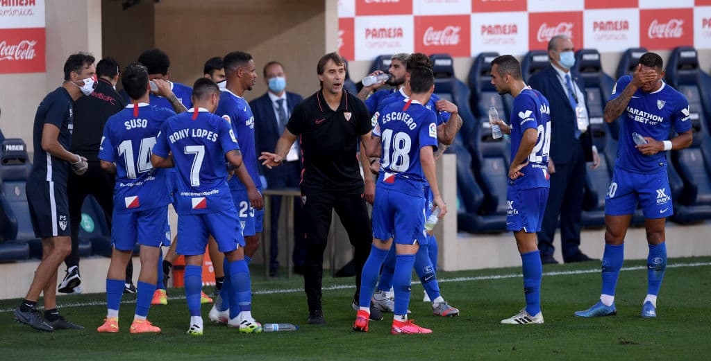 Lopetegui aprovecha el parón para la hidratación y da instrucciones a sus jugadores.