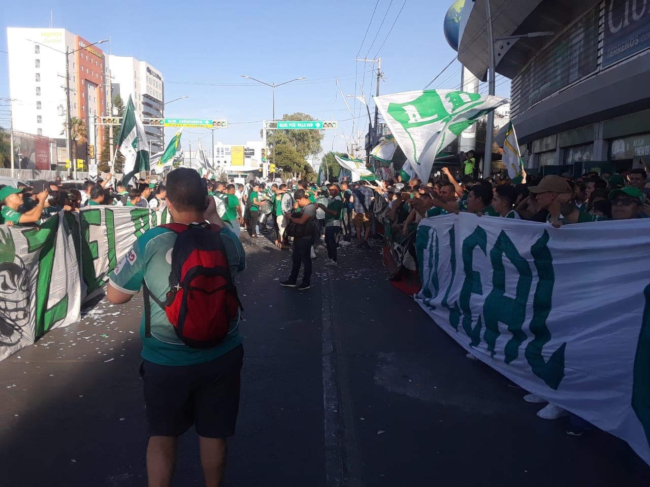 Las calles de León, Guanajuato, se llenaron de fanáticos antes del juego contra Xolos por los Cuartos de Final de la Liguilla en el Clausura 2019.