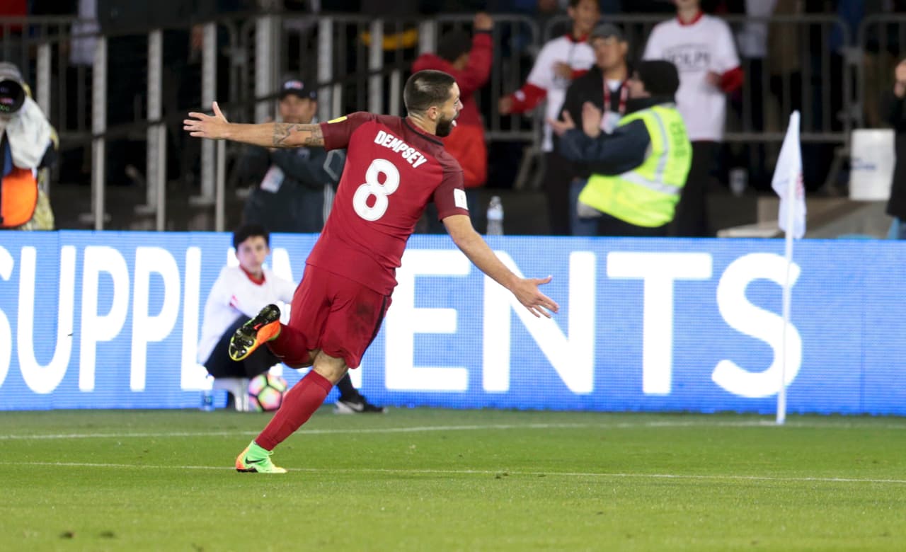 Dempsey, la gran figura del partido, volvió a la selección tras superar una dolencia cardíaca. Se notó su influencia.