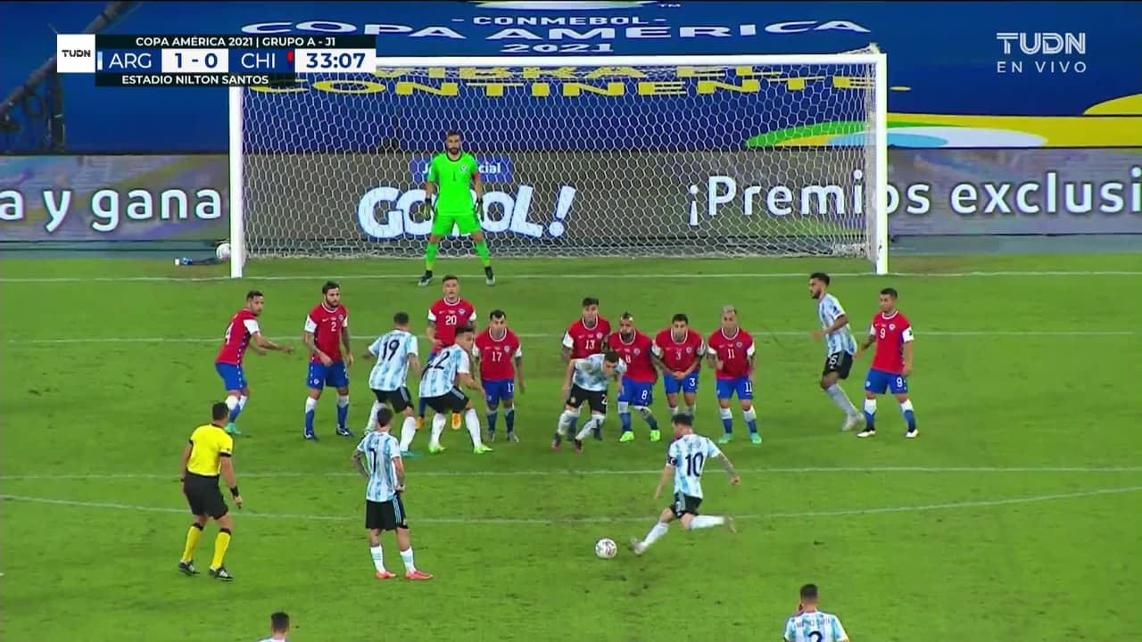 ¡GOL!  anota para Argentina. Lionel Messi