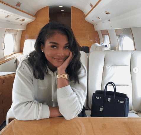 La modelo se ve más enamorada y feliz que nunca.