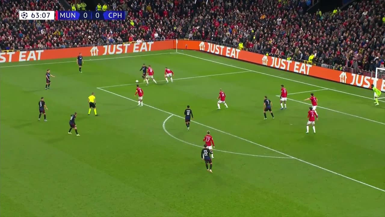 ¡TIRO ATAJADO! disparo por Denis Vavro.