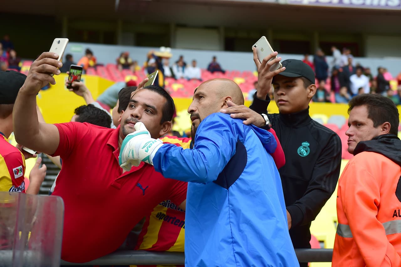 Y a sus 46 años de edad, ya en el cierre de su carrera, al Conejo todavía lo sigue viendo la afición como a un ídolo.