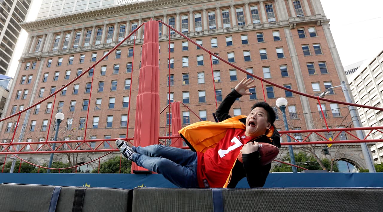 La fiesta ya empezó en San Francisco con motivo del Super Bowl 50, la gente se divierte en el NFL Experience, entre otras atracciones, he aquí las mejores imágenes.