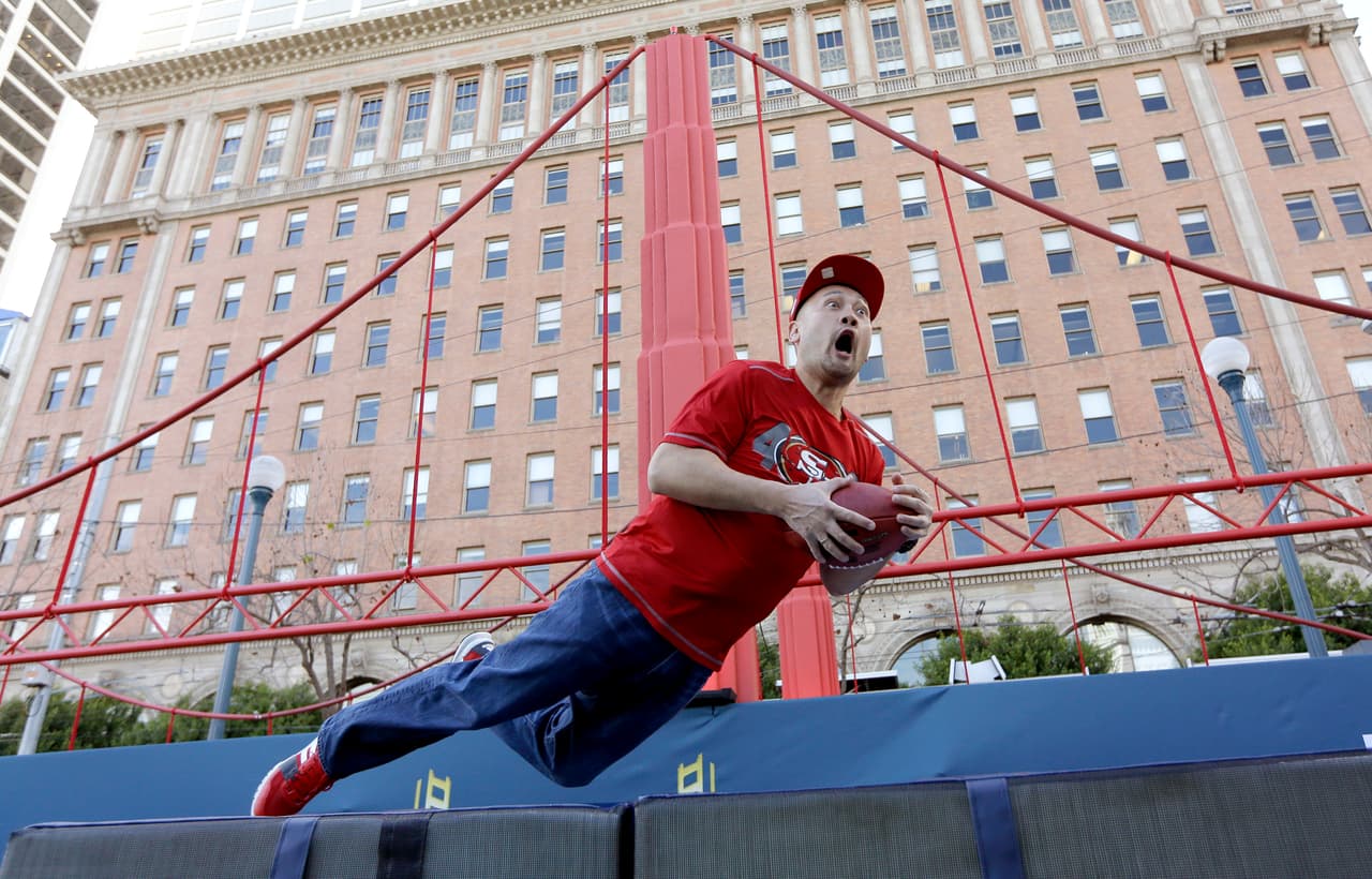 La fiesta ya empezó en San Francisco con motivo del Super Bowl 50, la gente se divierte en el NFL Experience, entre otras atracciones, he aquí las mejores imágenes.