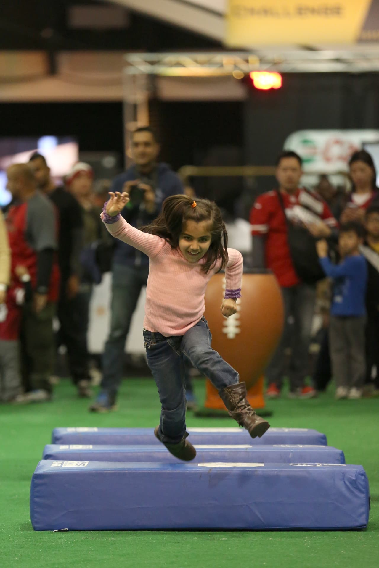La fiesta ya empezó en San Francisco con motivo del Super Bowl 50, la gente se divierte en el NFL Experience, entre otras atracciones, he aquí las mejores imágenes.