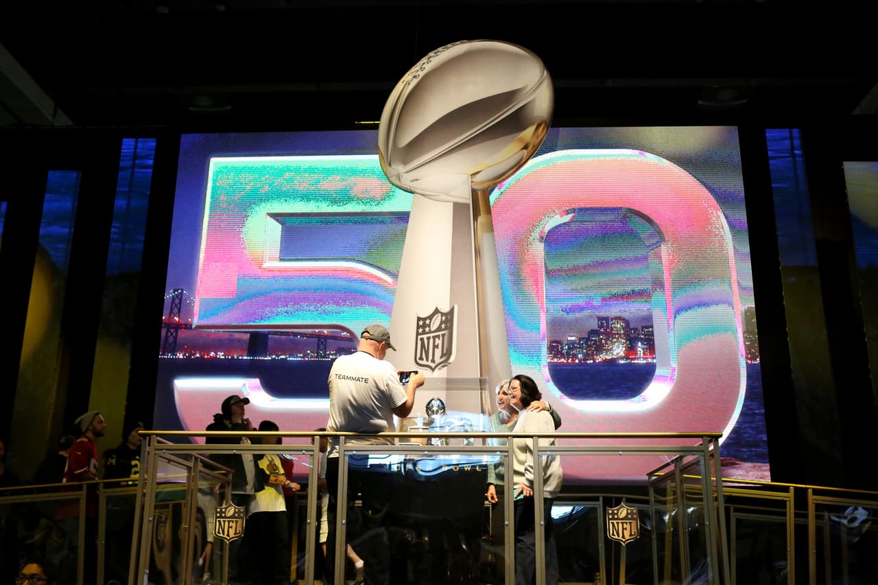 La fiesta ya empezó en San Francisco con motivo del Super Bowl 50, la gente se divierte en el NFL Experience, entre otras atracciones, he aquí las mejores imágenes.