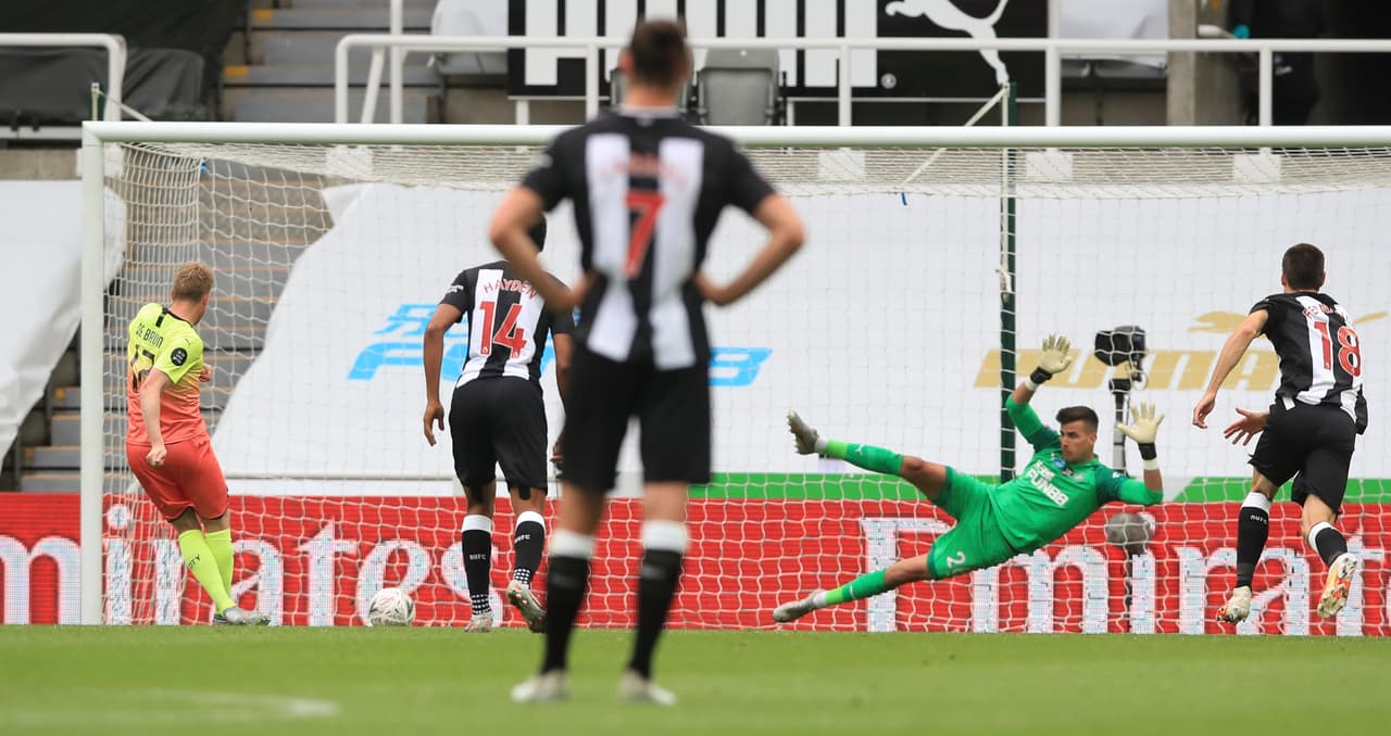 Kevin De Bruyne engaña a Darlow y cobra el penal hacia el lado contrario.