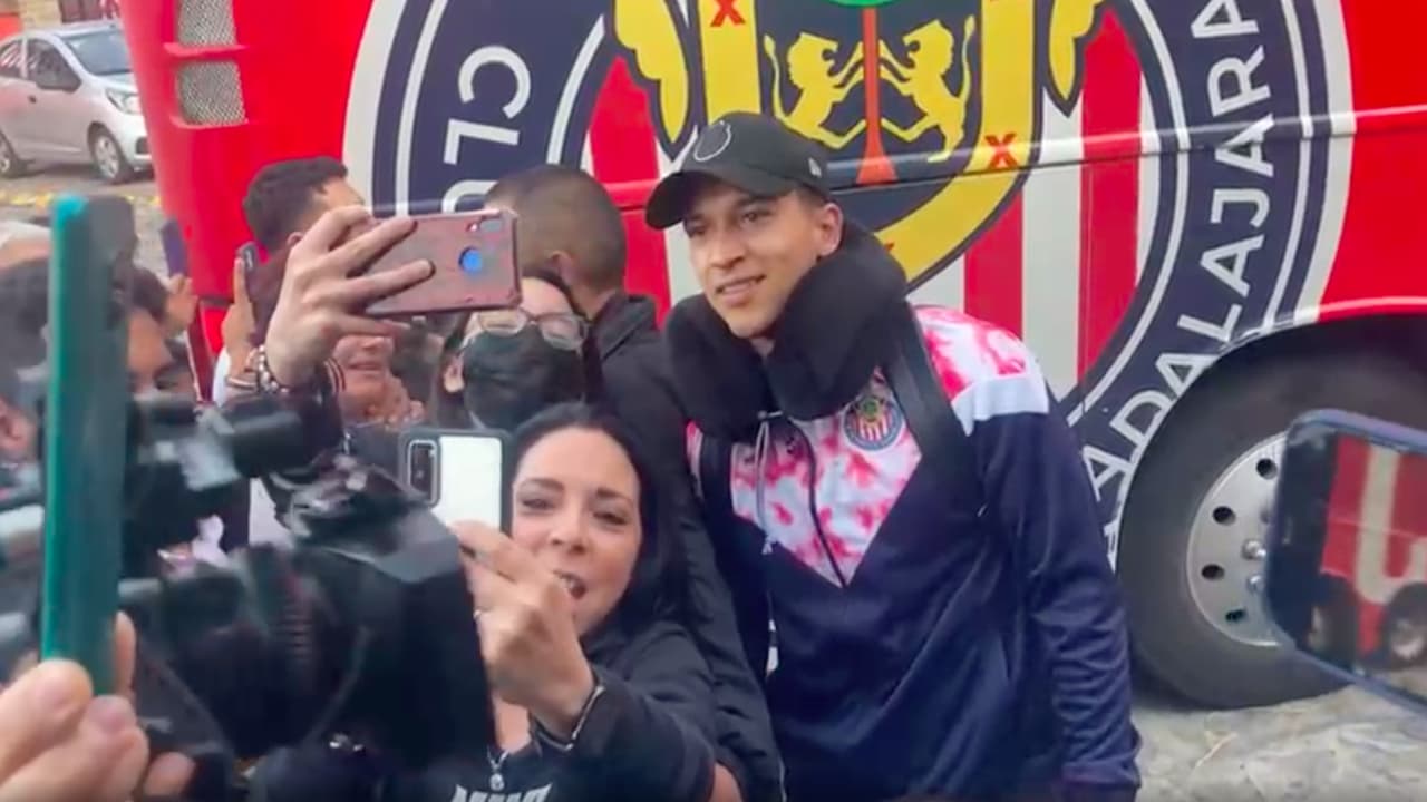 Chivas consiente a su afición a su llegada a Puebla