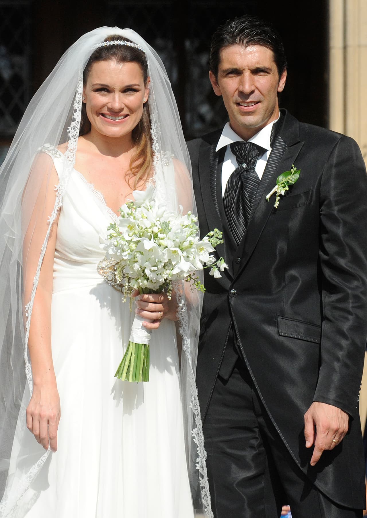Gianluigi Buffon y su esposa Alena Seredova en su matrimonio en la iglesia Vysehrad's, en ceremonia de junio 16 de 2011 en Praga (República Checa).