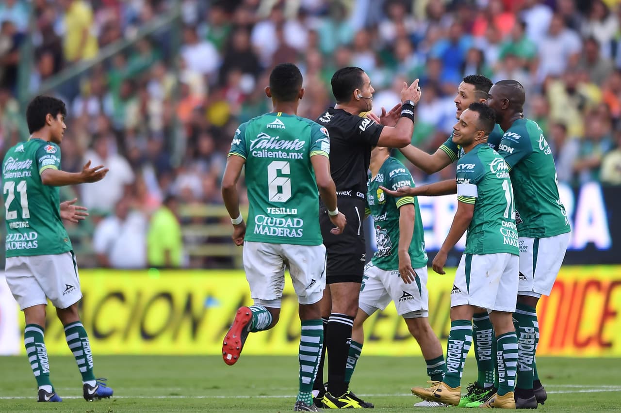 Jugadores del León le reclaman al colegiado.