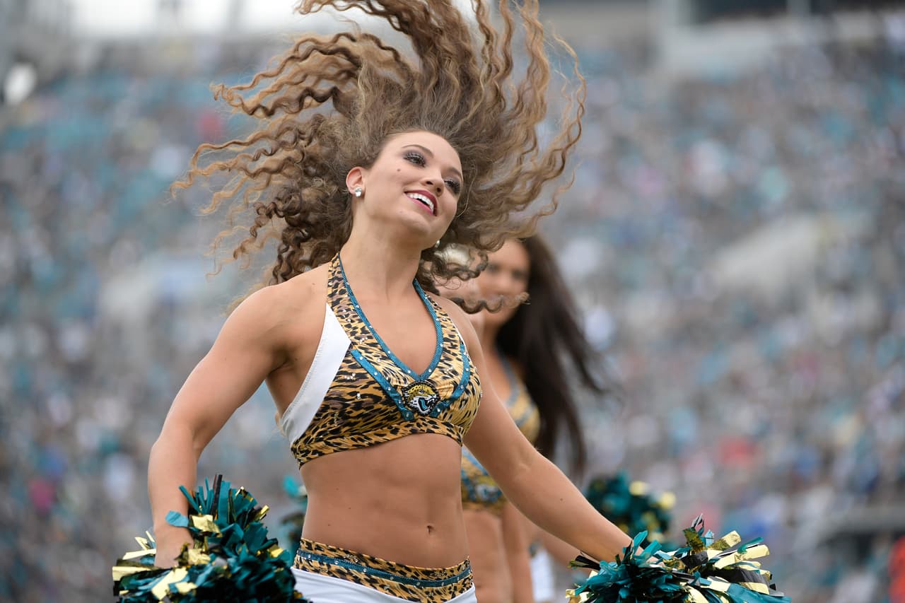 Las sensuales animadoras de la NFL le dieron alegría, belleza y energía al espectáculo del fútbol americano estadounidense en su Semana 13 de competencia, en un condimento único para el público.