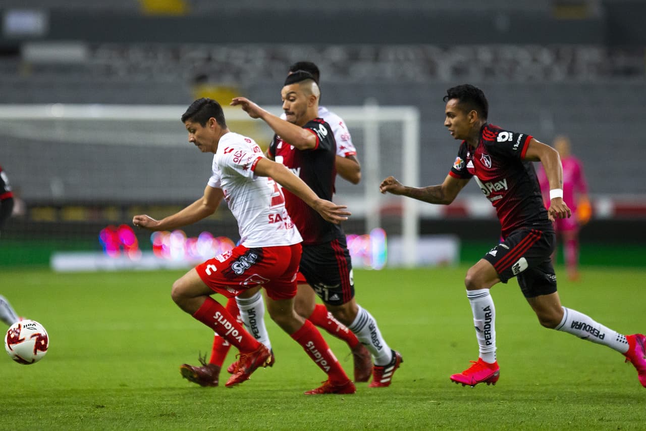 Con goles de Luciano Acosta y Javier Correa, Atlas gana y se queda con los puntos.