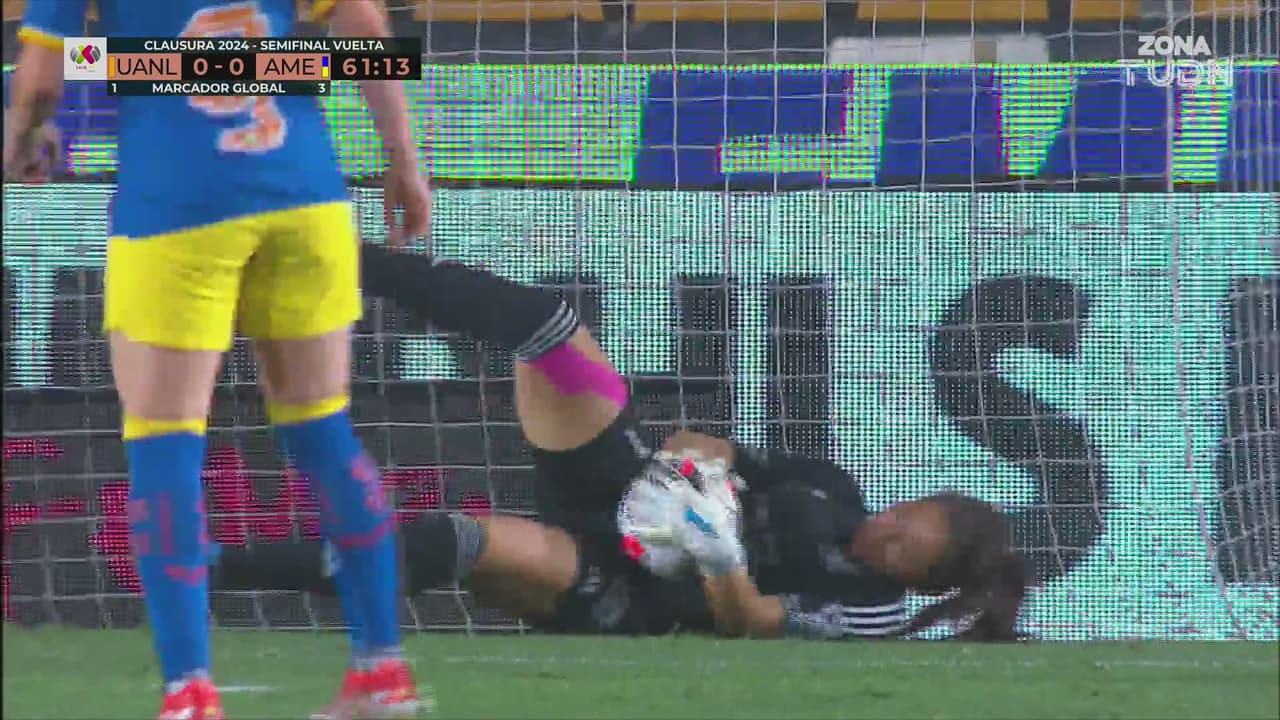 ¡Otro cañonazo de Aviléz y Santiago vuelve a atajarle el intento!