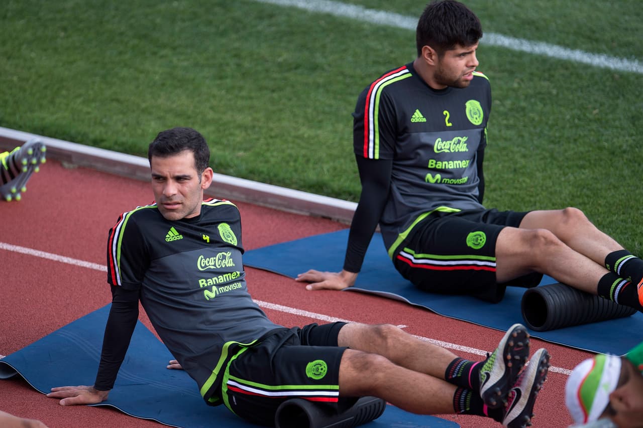 Action photo during The Mexico national football team training. ---- Foto de accion durante el Entrenamiento de la Seleccion Nacional de Futbol de Mexico previo al partido amistoso de preparacion contra la Seleccion de Paraguay, en la foto: Rafael Marquez, Nestor Araujo --- 27/02/2016/MEXSPORT/ Osvaldo Aguilar.