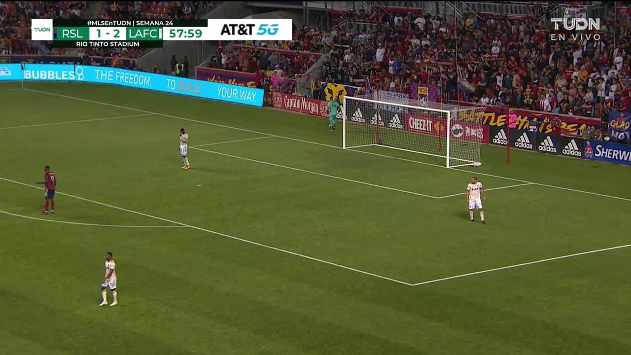 ¡CERCA! Pablo Ruiz disparó que se estrella en el poste.