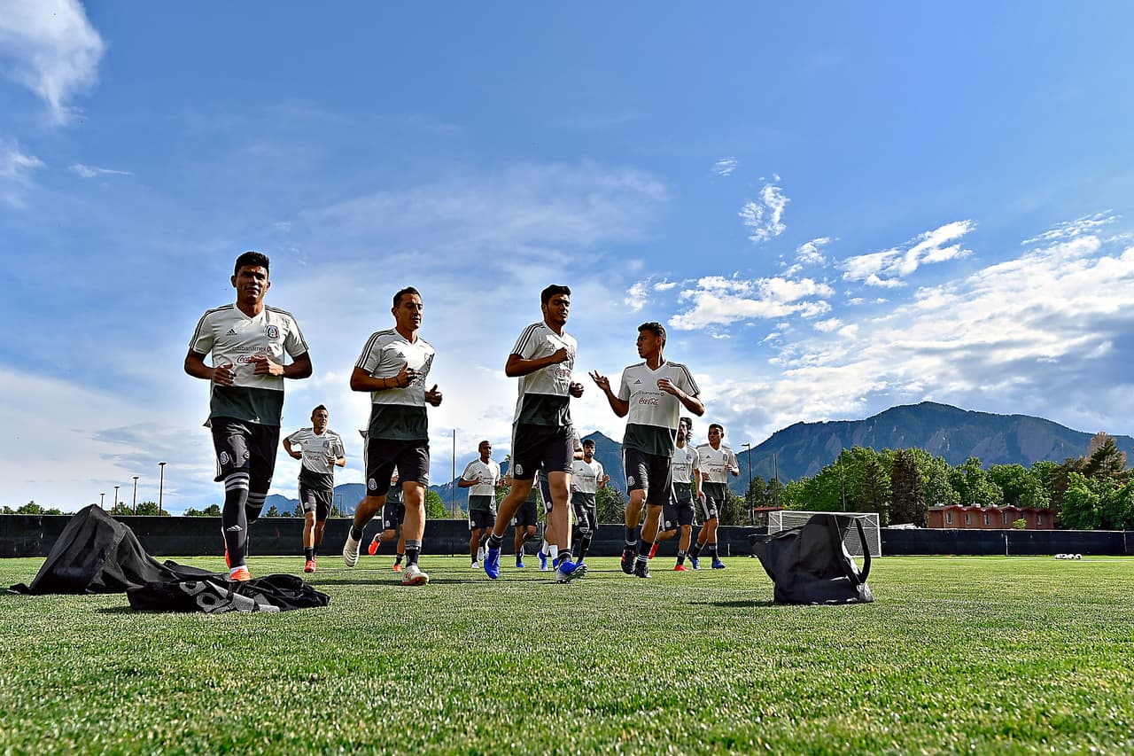 La Selección Mexicana de Fútbol se entrenó en las instalaciones de la Universidad de Colorado. El técnico del tricolor tuvo a su disposición a todos los jugadores elegidos para la Copa Oro con miras al duelo del miércoles ante Canadá.