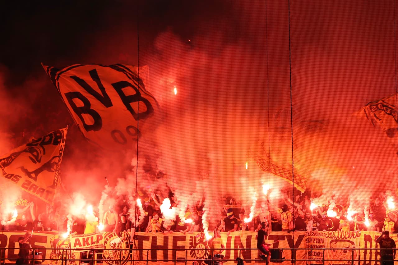 Así recibía a su equipo la afición del Dortmund, que llegó en gran número hasta Bélgica.