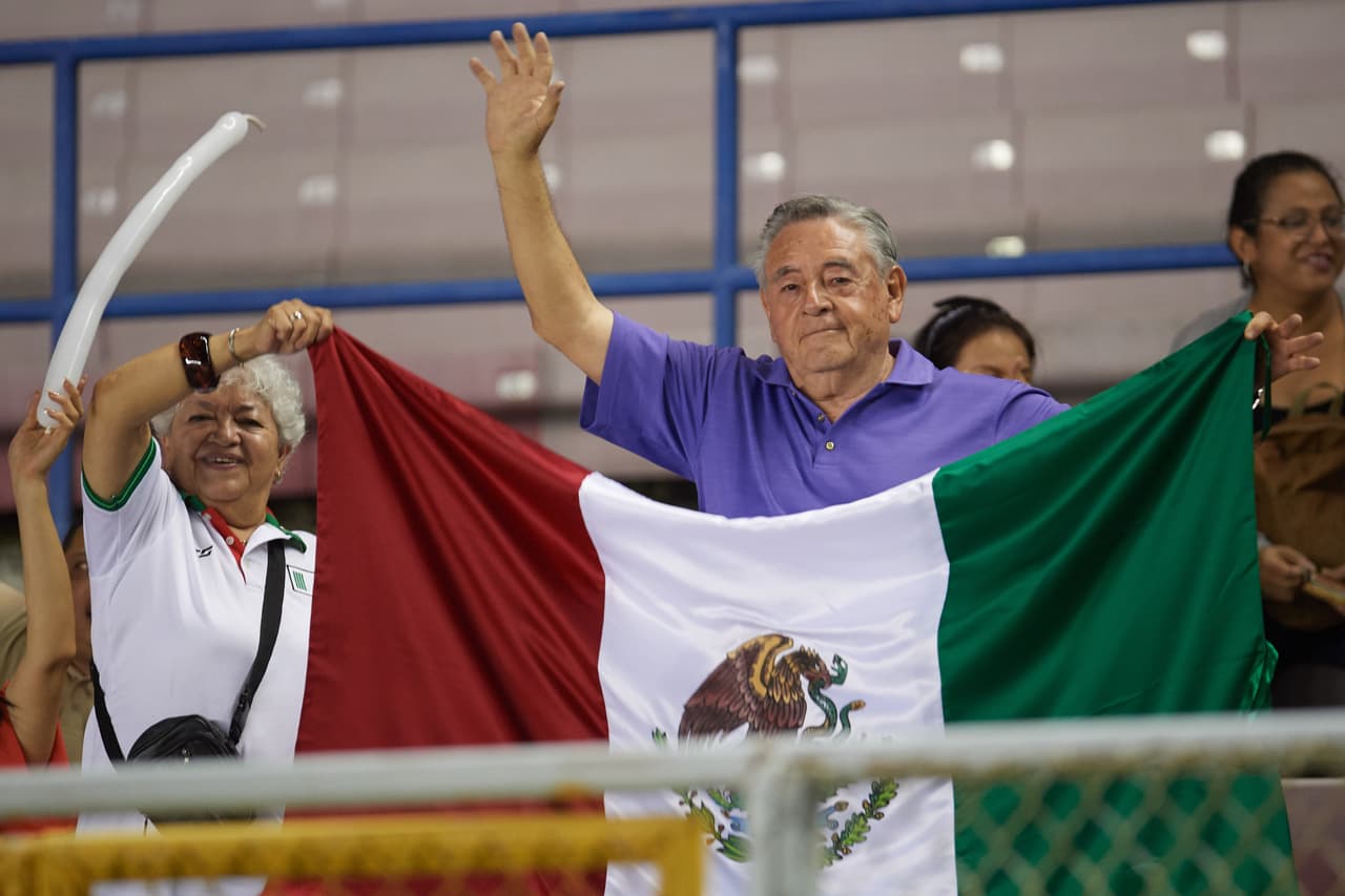 Con la noche encima y la gente llegando al estadio, la ciudad de Panamá esta lista para el Panamá vs México.