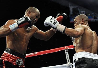Bernard Hopkins ganó por decisión unánime a Roy Jones, en combate de revancha que debió celebrarse hace 17 años.