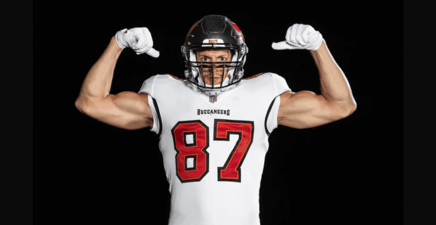 Con su número 87, así posó Rob Gownkowski con el uniforme de los Bucs por primera vez.
