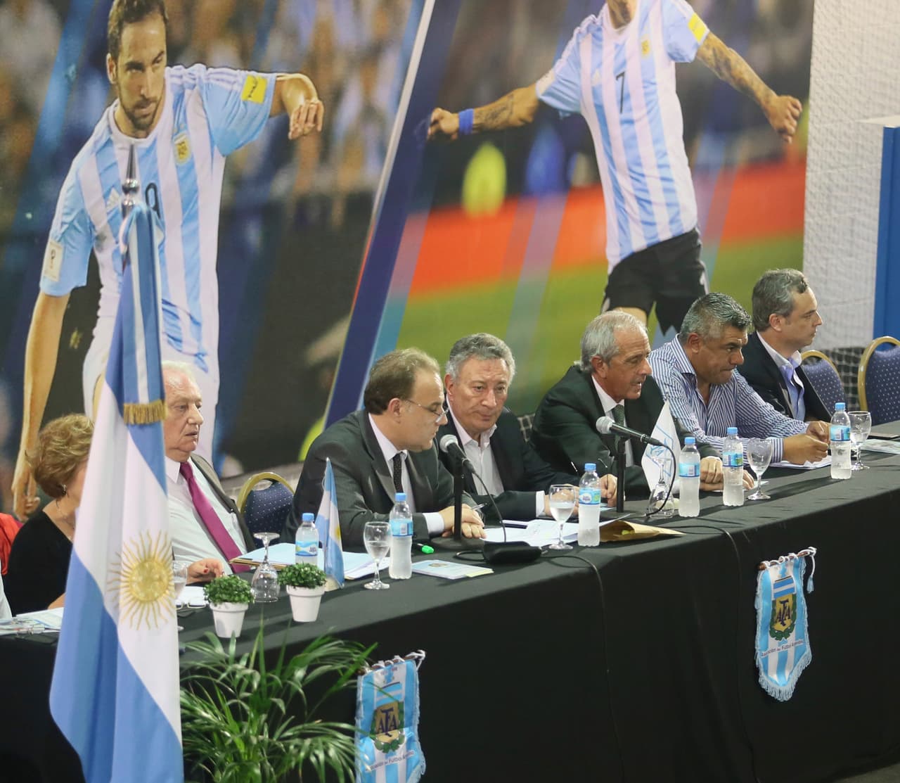 Liga de fútbol argentino suspende elección tras amparo judicial