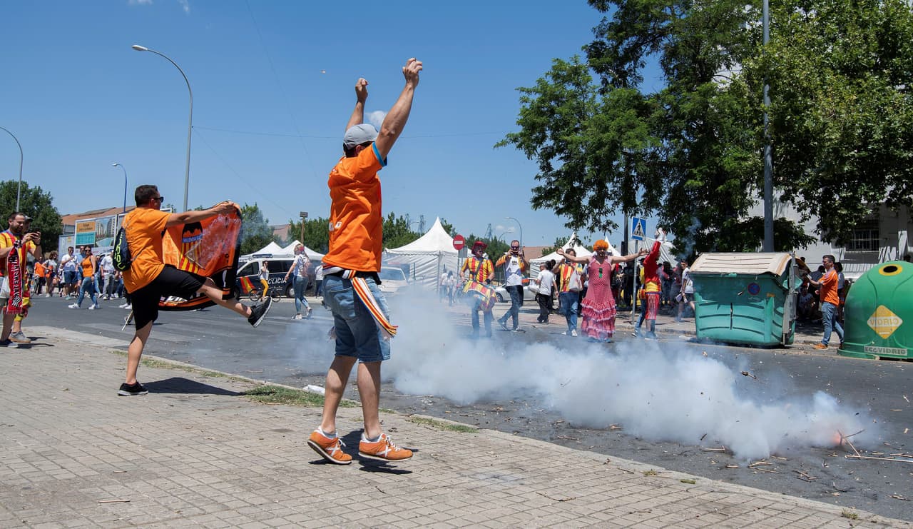 Sevilla ha sufrido el asalto de miles de aficionados del Barcelona y el Valencia, que han llegado con la ilusión de conseguir un título más en su palmarés en esta Copa del Rey. Desde muy temprano han colmado las calles de la ciudad andaluza y los FanFest dispuestos por la Real Federación (RFEF) en las cercanías del Estadio Benito Villamarín.