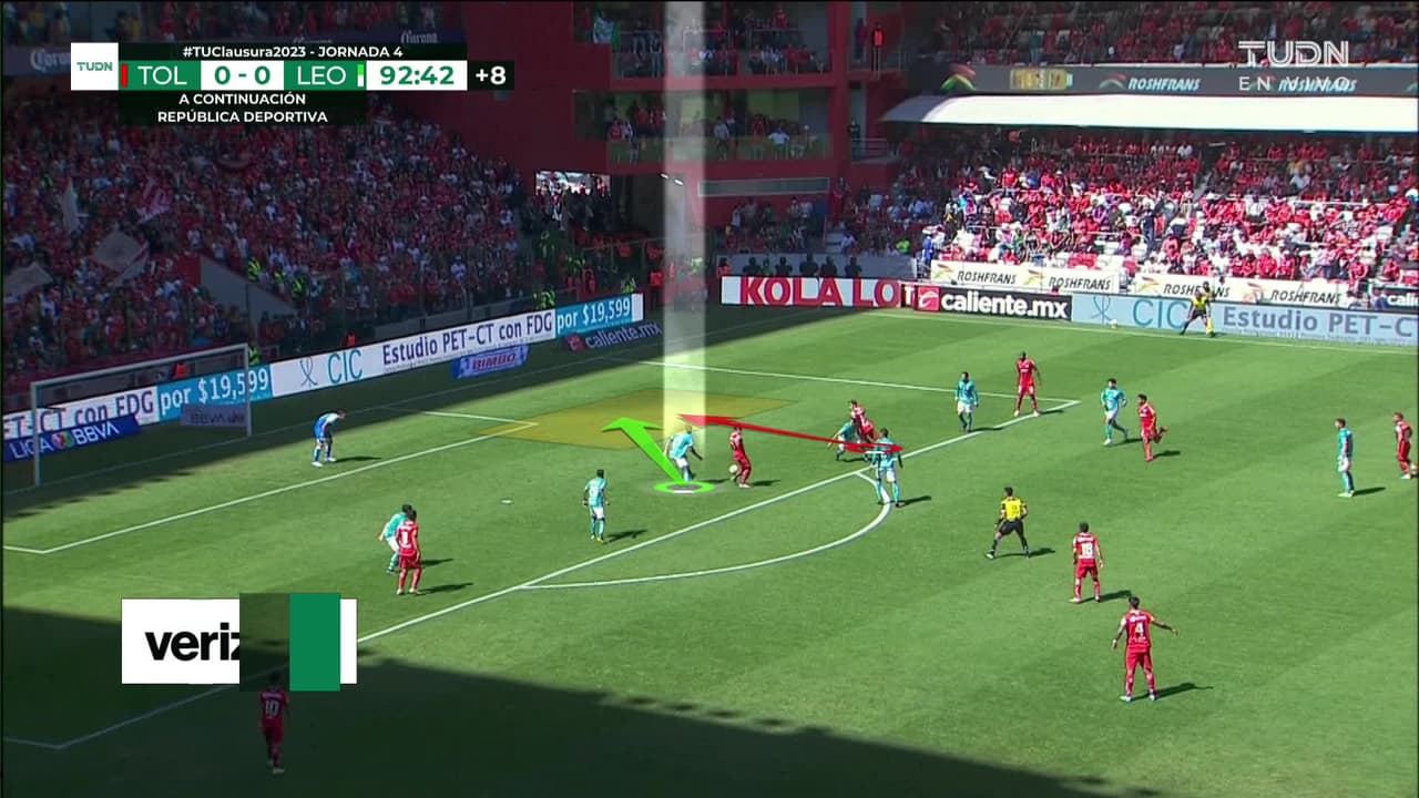 ¡TIRO ATAJADO! disparo por Leonardo Fernández.