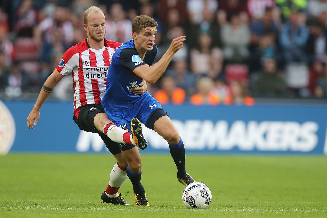 El partido empezó a ser más disputado en el mediocampo, sin oportunidades claras, pero con el control del PSV.