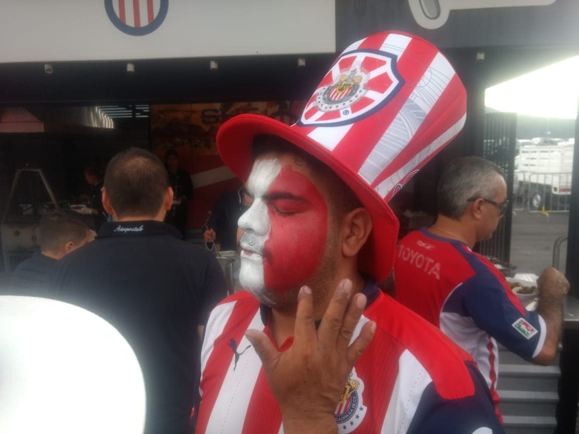Fanático de Chivas en las afueras del Estadio Akron previo al juego contra Cruz Azul por la jornada 2 del Apertura 2018 de la Liga MX.