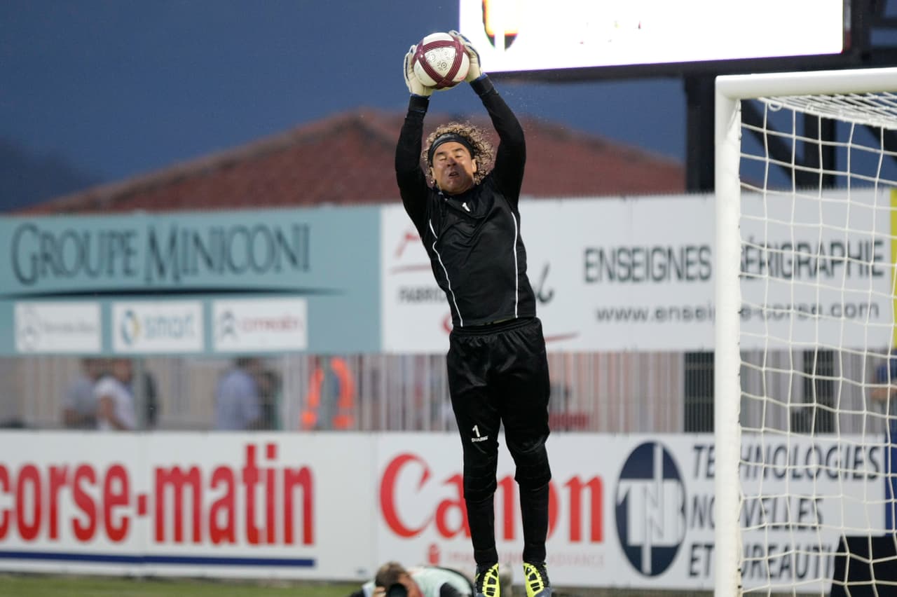 Además, comenzó a trabajar los balones aéreos aprendiendo a leer jugadas y a descolgar la pelota antes que a rechazarla con los puños.