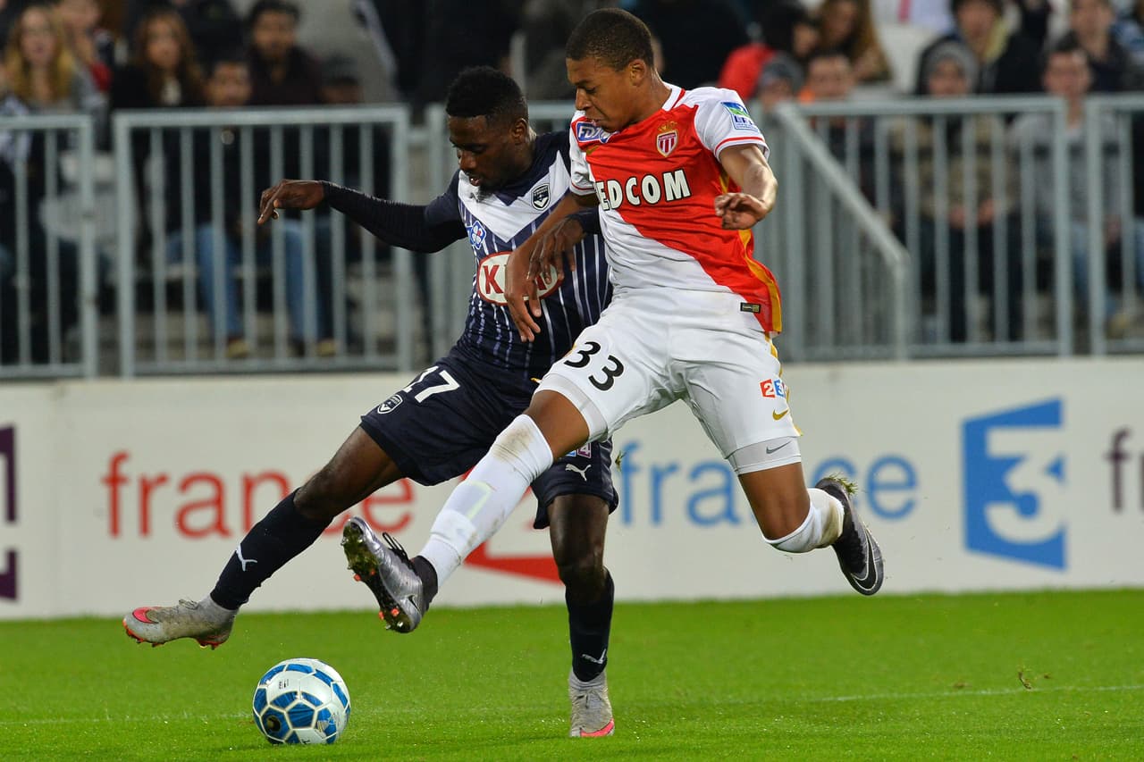 El delantero debutó el 2 de diciembre de 2015, con 16 años y 347 días, en un empate de visitante del Mónaco contra Caen. Así se convirtió en el jugador más joven en el equipo del Principado.