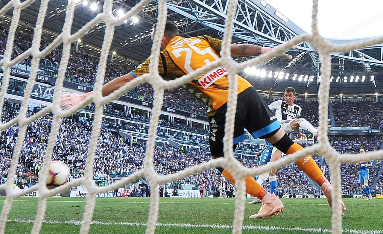 Nada podía hacer el colombiano David Ospina, que al primer remate alcanzó a llegar, pero al rebote ya le fue imposible.