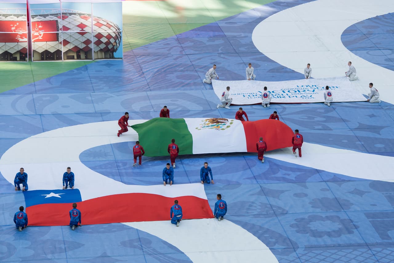 La bandera de México apareció en la fiesta de inauguración. El Tri saldrá a escena este domingo.