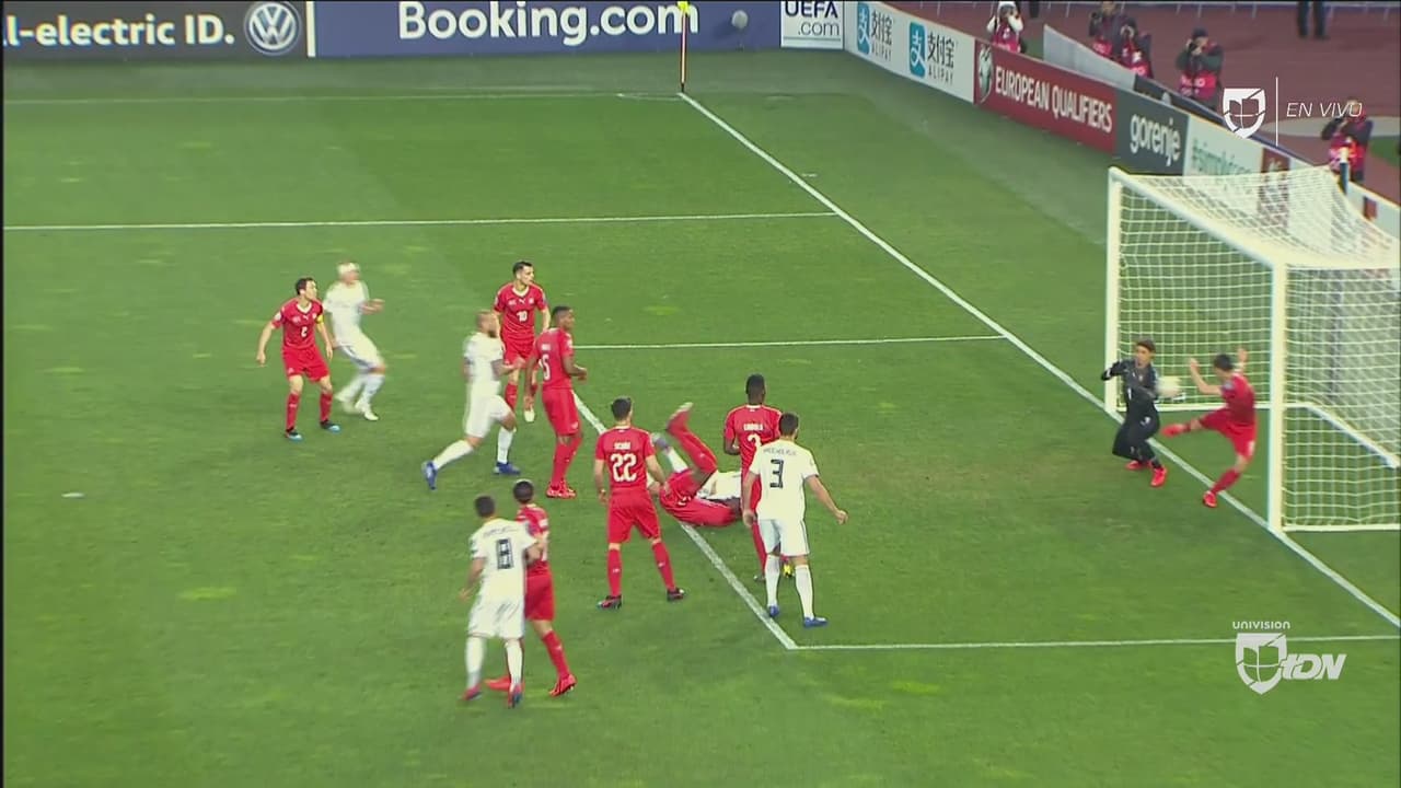 ¿Y esa mano? Cabezazo de Kvilitaia que pega en la mano de un zaguero