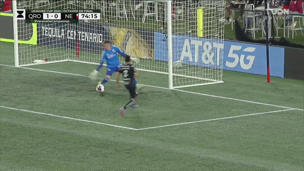 ¡En plan grande! Segundo atajadón de Petrović que aleja el segundo gol