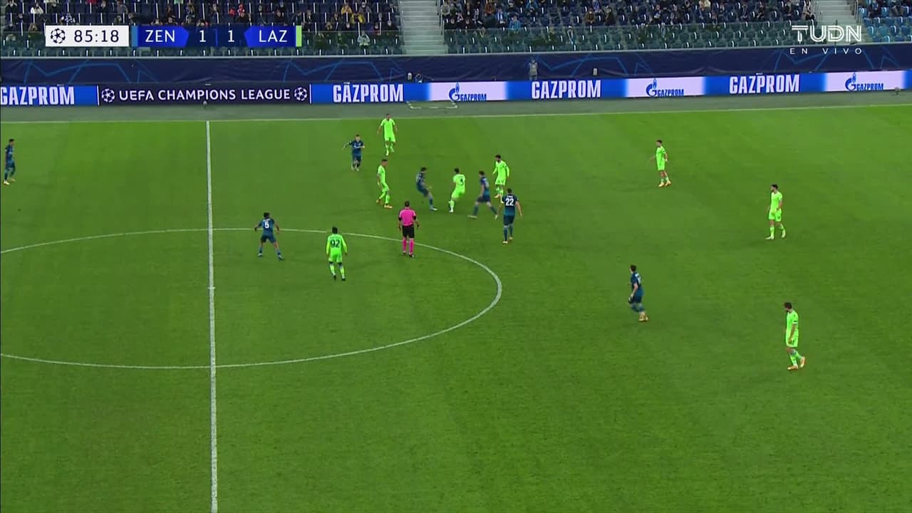 Tarjeta amarilla. El árbitro amonesta a José Reina de Lazio.