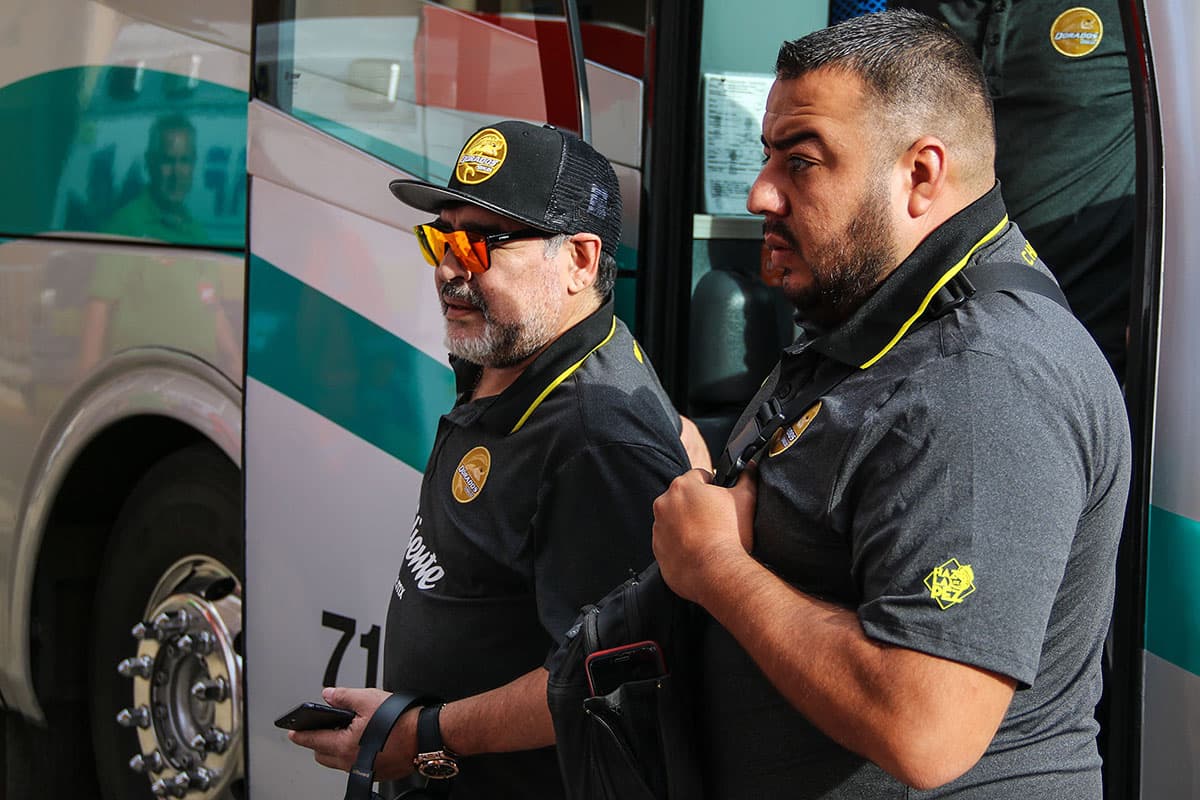 Maradona sintió la compañía de los fanáticos y periodistas a la llegada al Estadio Tecnológico de Oaxaca.
