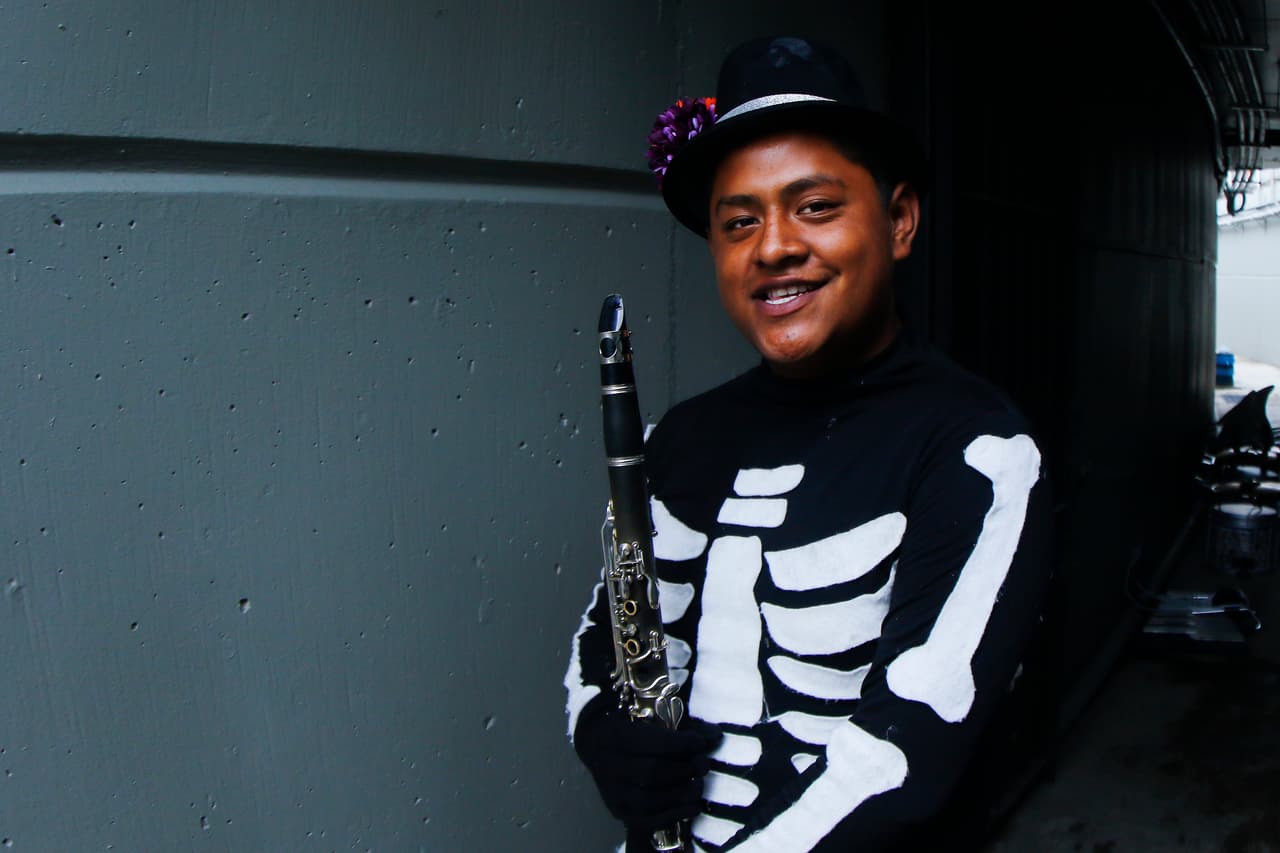 Los fanáticos de Pumas y Cruz Azul le dieron un color especial a la fiesta de la Jornada 15 con su alegría e incluso algunos lo hicieron con atuendos en homenaje al Día de los Muertos.