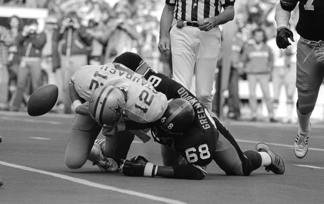 <b>6) Super Bowl X</b>. Ese día Roger Staubach seguro tuvo pesadillas con LC Greenwood de los Steelers, pues lo capturó cuatro veces. Una marca bastante complicada de superarse en un mismo SB.
