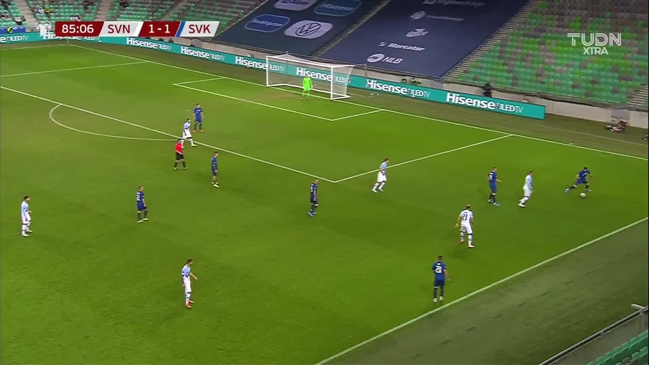 ¡TIRO ATAJADO! disparo por Andraz Sporar.