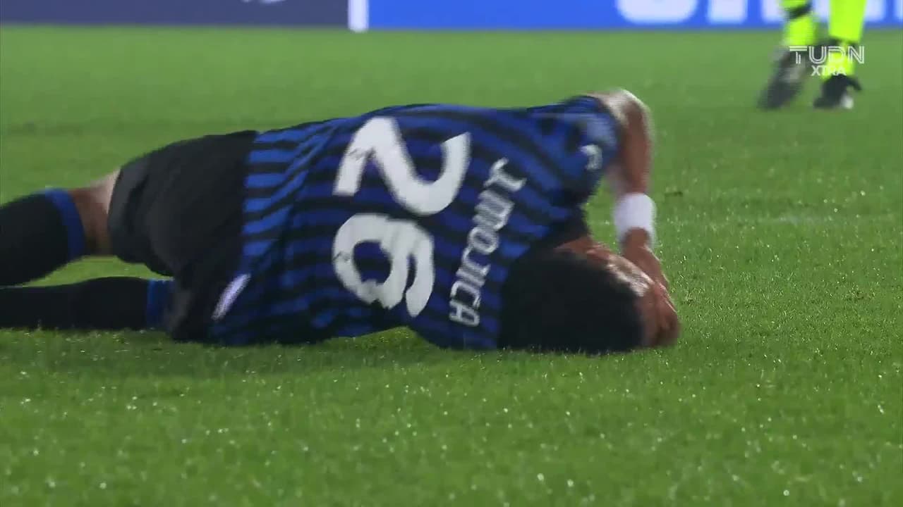 ¡CERCA! Duván Zapata disparó que se estrella en el poste.