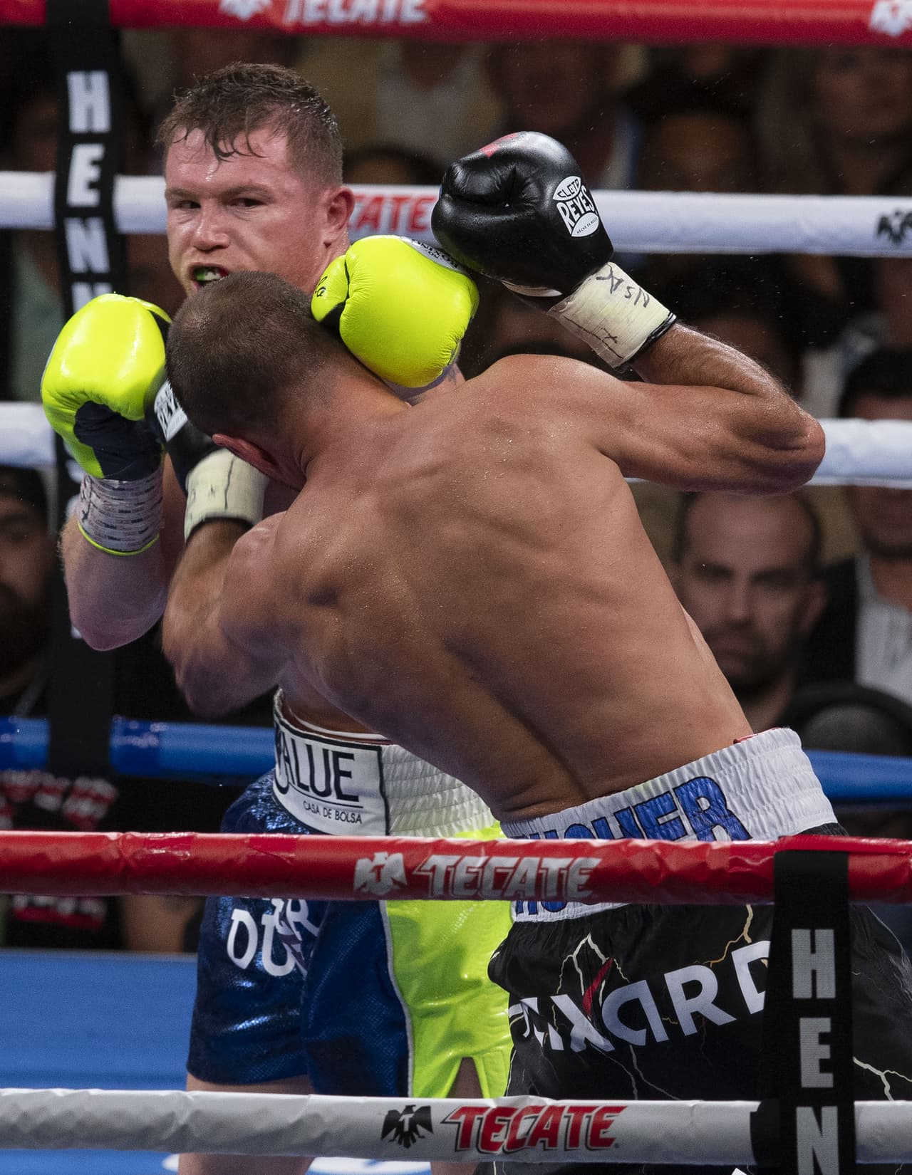 En el cuarto round el boxeador mexicano conectó un buen golpe en la quijada del ruso.