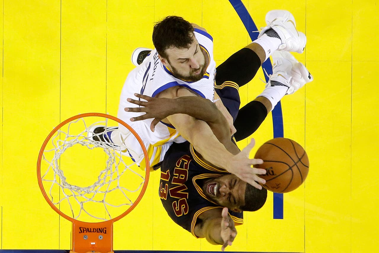 Andrew Bogut, la pesadilla de Cleveland bajo el tablero