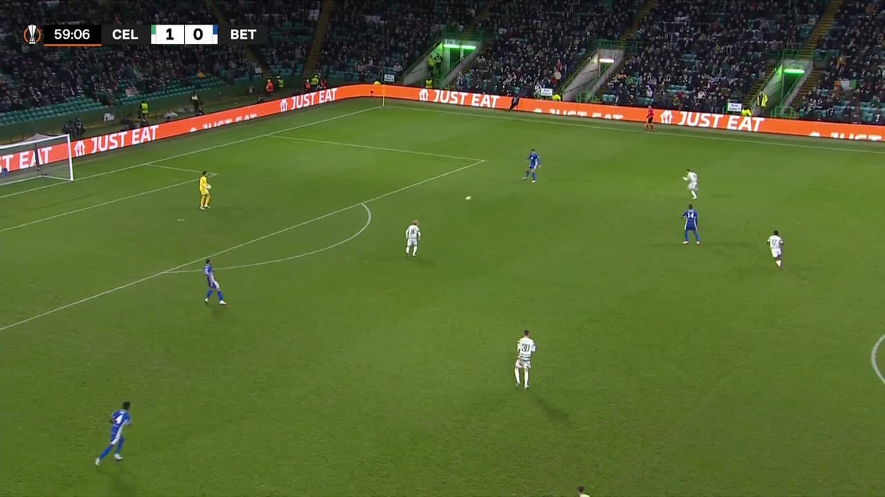 ¡TIRO ATAJADO! disparo por Diego Lainez.