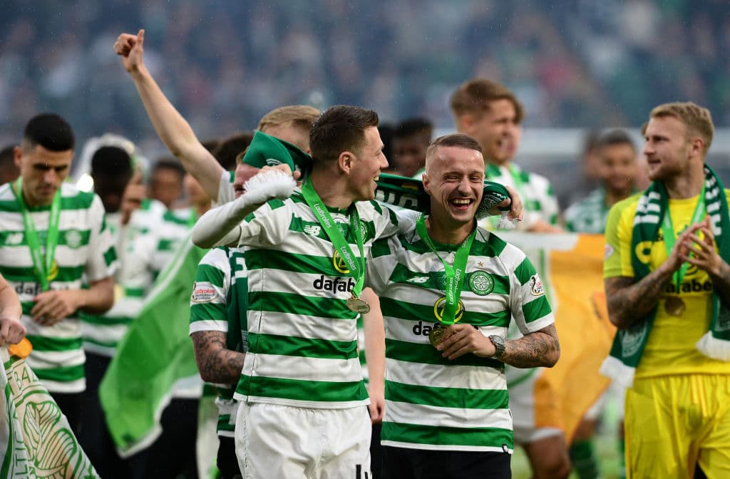 Con un triunfo de 2-1 ante Hearts, Celtic FC se coronó por octava ocasión seguida en la Scottish Premiership y festejó con su público en Celtic Park ante un estadio repleto pero con un cuadro plagado de jugadores suplentes. ¿La razón? El sábado entrante en Hampden Park disputará ante, precisamente, el Hearts la Final de la Copa Escocesa, aunque los de Edimburgh también jugaron con suplentes para el partido del fin de semana. Así festejaron los verdiblancos su campeonato 50 en el fútbol escocés.