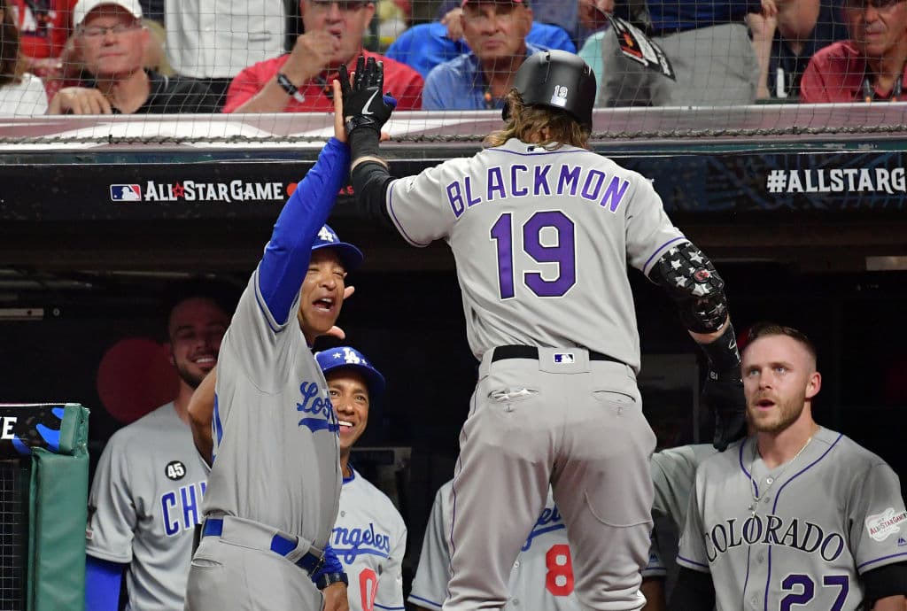 Así fue felicitado Blackmon al llegar al dugout con la primera anotación de la Liga Nacional en el partido.