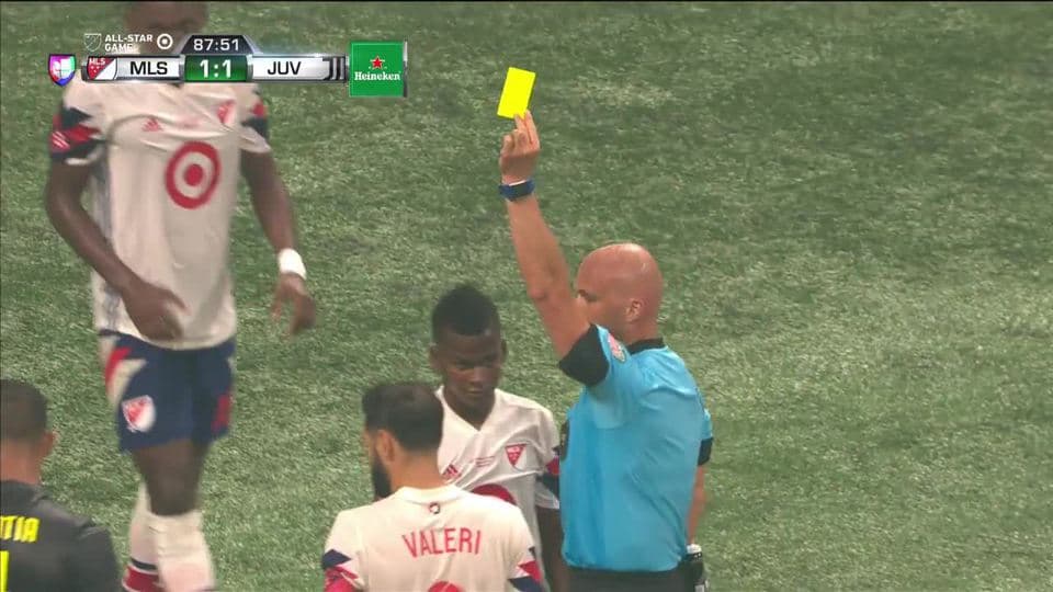 Tarjeta amarilla. El árbitro amonesta a Leandro Fernandes de Juventus